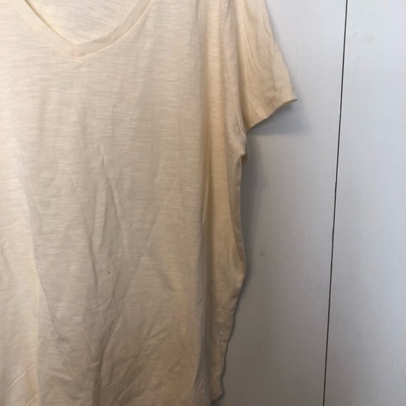 Women’s cream colored short sleeve T-shirt. Size 2X. - Picture 3 of 5